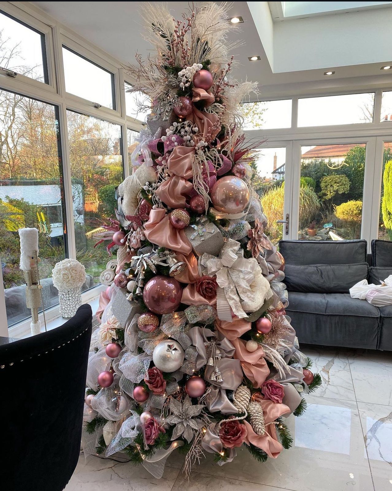 Árvore de Natal + Decoração 360º Luxo Rose Inclusa - 2,40 Metros