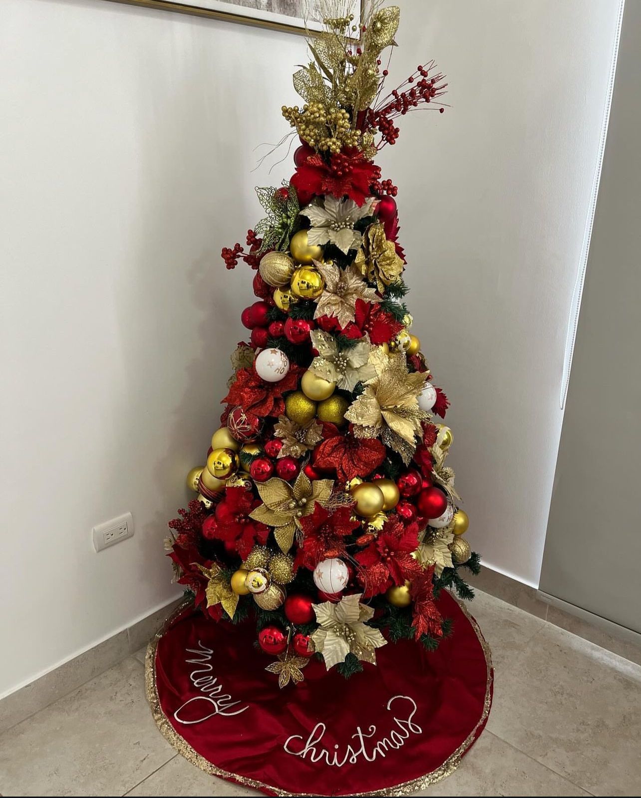 Árvore de Natal Pequena + Decoração 360º Folhas Gold Inclusa - 1,50 Metros